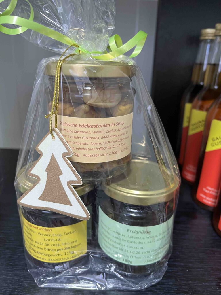 3 Gläser Eingelegtes weihnachtlich verpackt