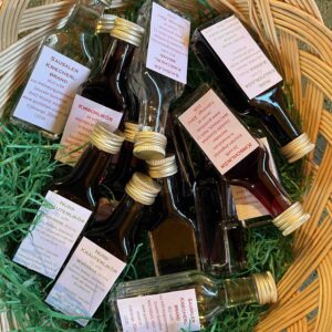 kleine Schnapsflaschen im Korb