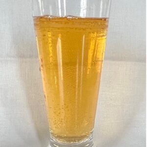 Apfelsaft gespritzt im Glas